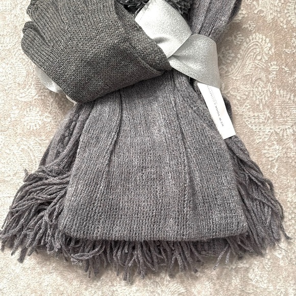 NWT New York & Co Gray Knit Fringe Scarf Pom Hat & Gloves Set Winter Cozy Gift - Picture 3 of 15
